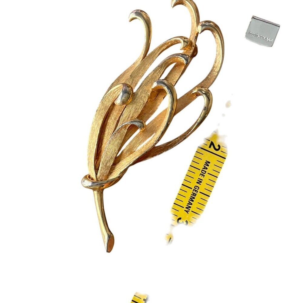 Vintage Kramer of New York Mid-Century Gold-Tone Leaf Brooch Pin - Picture 2 of 5